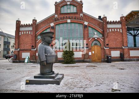 Die Statue von Toripolliisi in Oulu, Finnland Stockfoto