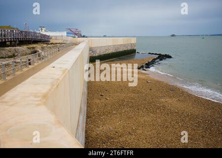 Entlang der Küste von Southsea, Portsmouth, wurden neue Seeverkehrsanlagen errichtet Stockfoto