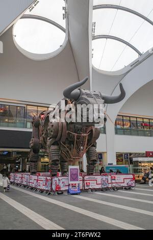 Birmingham, UK - 5. November 2023: Ozzy the Bull und Innere der Birmingham New Street Station Stockfoto