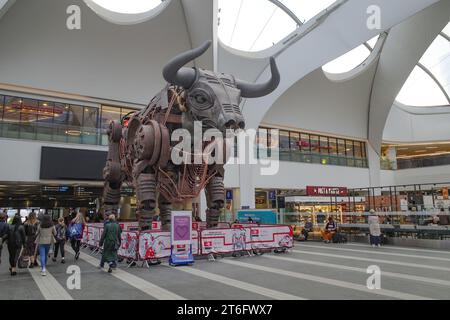 Birmingham, UK - 5. November 2023: Ozzy the Bull und Innere der Birmingham New Street Station Stockfoto