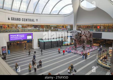 Birmingham, UK - 5. November 2023: Ozzy the Bull und Innere der Birmingham New Street Station Stockfoto