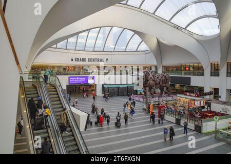 Birmingham, UK - 5. November 2023: Ozzy the Bull und Innere der Birmingham New Street Station Stockfoto