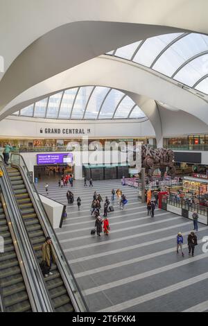 Birmingham, UK - 5. November 2023: Ozzy the Bull und Innere der Birmingham New Street Station Stockfoto