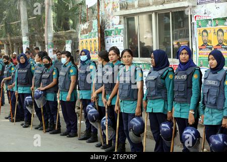 Dhaka, Wari, Bangladesch. November 2023. Polizeikräfte stehen an einer Straße Wache, während Bekleidungsarbeiter und Aktivisten am 10. November 2023 in Dhaka protestieren. Bangladeschs Premierminister Scheich Hasina hat weitere Lohnerhöhungen für protestierende Bekleidungsarbeiter abgelehnt, die eine fast dreifache Lohnerhöhung forderten, nachdem gewaltsame Auseinandersetzungen mit Polizei und Fabriken durchsucht wurden. (Kreditbild: © Habibur Rahman/ZUMA Press Wire) NUR REDAKTIONELLE VERWENDUNG! Nicht für kommerzielle ZWECKE! Stockfoto