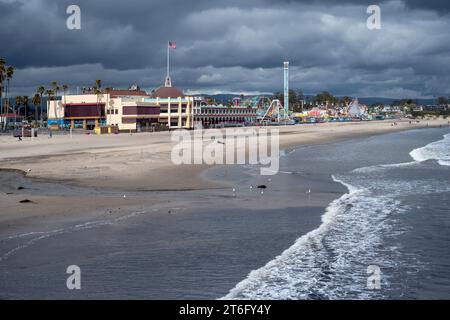 Santa Cruz, USA - 05.02.2023: Vergnügungspark am Sandstrand in der Nähe des wehenden Meeres unter bewölktem stürmischem Himmel Stockfoto