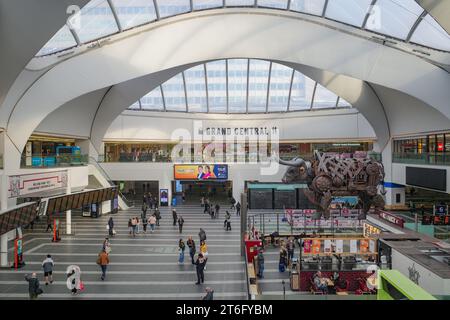 Birmingham, UK - 5. November 2023: Ozzy the Bull und Innere der Birmingham New Street Station Stockfoto