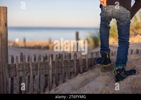 Herbst an der Ostsee 2023 Ahlbeck, Deutschland - 23. Oktober 2023: Ein 7 Jahre Alter Junge aus Berlin geniesst seine ersten Herbstferien am Strand des Seebades Ahlbeck auf der Insel Usedom während des Sonnenuntergangs. Mecklenburg-Vorpommern Credit: Imago/Alamy Live News Stockfoto