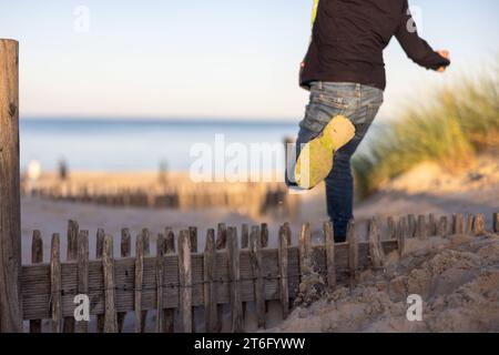 Herbst an der Ostsee 2023 Ahlbeck, Deutschland - 23. Oktober 2023: Ein 7 Jahre Alter Junge aus Berlin geniesst seine ersten Herbstferien am Strand des Seebades Ahlbeck auf der Insel Usedom während des Sonnenuntergangs. Mecklenburg-Vorpommern Credit: Imago/Alamy Live News Stockfoto