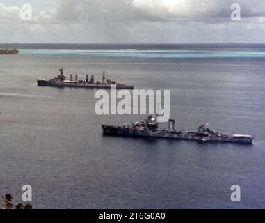 USS Trenton (CL-11) und USS Sampson (DD-394) in Bora Bora im Februar 1942 Stockfoto