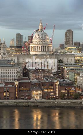 London, Großbritannien - 07. November 2023 - aus der Vogelperspektive der Stadt London auf der anderen Seite der Themse, mit St.. Pauls Kathedrale erhebt sich über alles andere Stockfoto