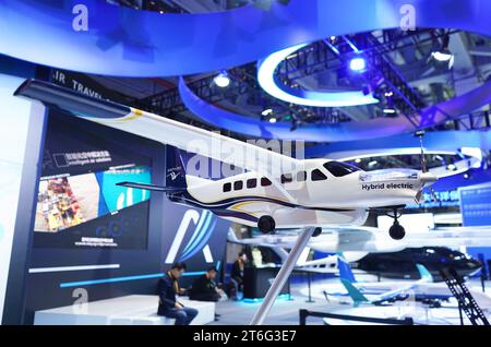 Shanghai. November 2023. Ein Öko-Caravan-Modell von Ampaire wird auf der 6. China International Import Expo (CIIE) im ostchinesischen Shanghai am 10. November 2023 ausgestellt. Quelle: Jin Haoyuan/Xinhua/Alamy Live News Stockfoto