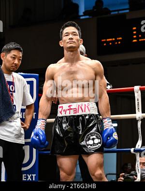 Tokio, Japan. November 2023. Machopapa Kazuki (blaue Handschuhe) vor dem Finale des East Japan Rookie of the Year Tournament im Mittelgewicht 2023 in der Korakuen Hall in Tokio, Japan, 3. November 2023. Quelle: Hiroaki Finito Yamaguchi/AFLO/Alamy Live News Stockfoto