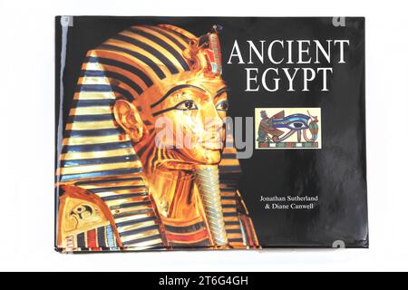 Großes Hardback-Buch des alten Ägypten mit Tutanchamun-Todesmaske auf dem Cover Stockfoto