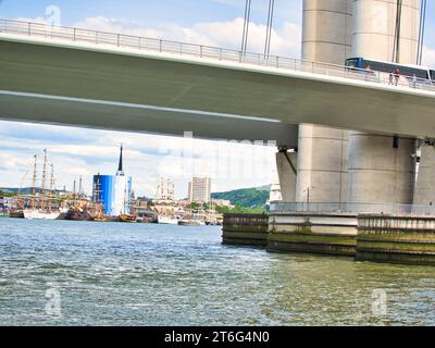 ROUEN, FRANKREICH - 8. JUNI 2019. Blick vom Dock der Armada Ausstellung, die besten Segelboote in Rouen auf der seine. Internationales Treffen für größte Stockfoto