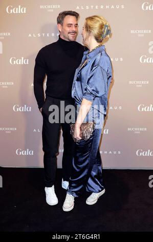 Marc Barthel und Anna Hofbauer bei der 13. Gala Christmas Shopping Night 2023 im Alsterhaus. Hamburg, 09.11.2023 *** Marc Barthel und Anna Hofbauer bei der 13 Gala Christmas Shopping Night 2023 im Alsterhaus Hamburg, 09 11 2023 Foto:xgbrcix/xFuturexImagex Gala 3141 Credit: Imago/Alamy Live News Stockfoto