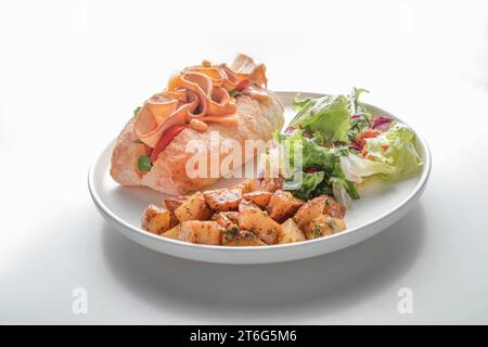 Mortadella ciabatta Brotsandwich isoliert auf weißem Hintergrund Stockfoto