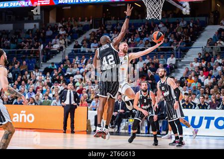 Madrid, Spanien. November 2023. Dzanan Musa von Real Madrid (R) und Bryant Dunston von Virtus Bologna (L) wurden während des Euroleague-Spiels 2022/23 zwischen Real Madrid und Virtus Bologna im Wizink Center gesehen. Real Madrid 100 : 74 Virtus Bologna Credit: SOPA Images Limited/Alamy Live News Stockfoto