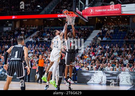 Madrid, Spanien. November 2023. Vincent Poirier von Real Madrid (L) und Bryant Dunston von Virtus Bologna (R) wurden während des Euroleague-Spiels 2022/23 zwischen Real Madrid und Virtus Bologna im Wizink Center gesehen. Real Madrid 100 : 74 Virtus Bologna Credit: SOPA Images Limited/Alamy Live News Stockfoto