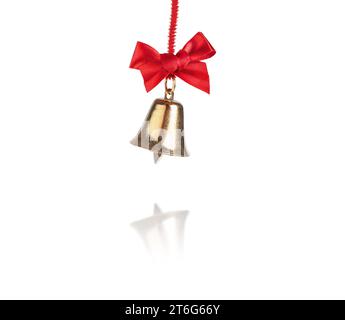 Goldene Weihnachtsglocke auf rotem Band und Schleife isoliert auf weißem Hintergrund Stockfoto