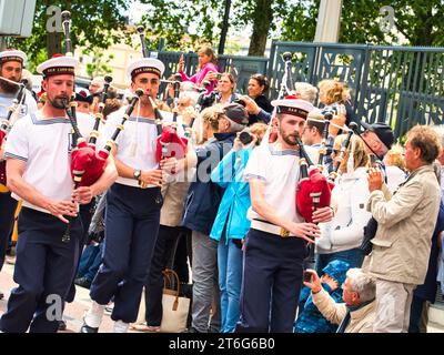 ROUEN, FRANKREICH - JUNI CIRCA, 2019. Nicht identifizierte Matrosen Parade in den Straßen auf dem Festival der Marine., Wandern, Musik spielen. Armada, am wichtigsten Stockfoto