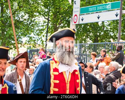 ROUEN, FRANKREICH - JUNI CIRCA, 2019. Nicht identifizierte Matrosen Parade in den Straßen auf dem Festival der Marine., Wandern, Musik spielen. Armada, am wichtigsten Stockfoto