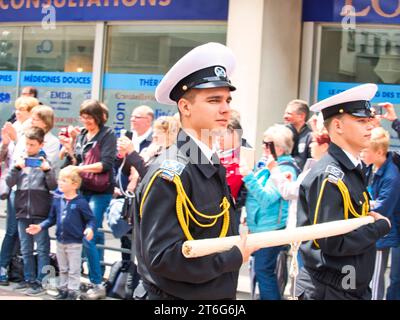ROUEN, FRANKREICH - JUNI CIRCA, 2019. Nicht identifizierte Matrosen Parade in den Straßen auf dem Festival der Marine., Wandern, Musik spielen. Armada, am wichtigsten Stockfoto