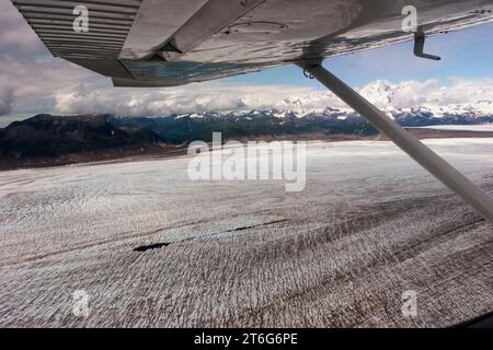 Das ausgedehnte Brady Glacier Eisfeld, von einem Wasserflugzeug aus gesehen, mit den Fairweather Mountains im Hintergrund, Glacier Bay Stockfoto