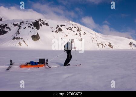 Gletscher-Geologie / Doktorand Ski über den Gletscher Brady und ziehen Sie einen Schlitten geophysikalische Geräte. Stockfoto