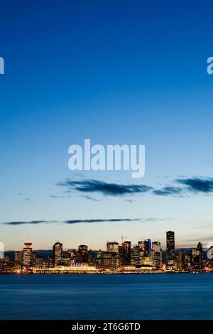 Ein nächtlicher Blick auf die Skyline von Vancouver von der anderen Seite des Burrard Inlet. Stockfoto