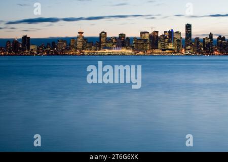 Blick auf die Skyline von Vancouver von Burrard Inlet in der Abenddämmerung. Stockfoto