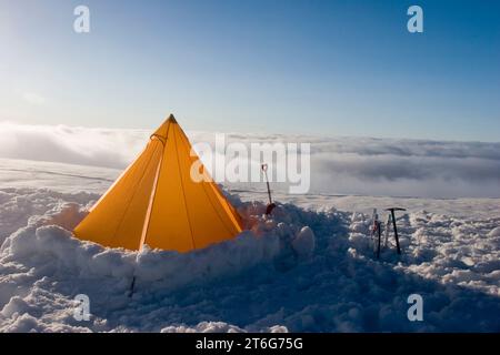 Ein gelbes Pyramidenzelt im Schnee, Mt. Baker, Washington State. Stockfoto