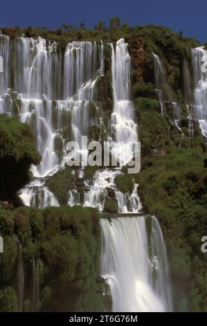 Die argentinischen Iguazu-Fälle sind Wasserfälle des Iguazu-Flusses und bilden die Grenze zwischen Argentinien und Brasilien. Stockfoto