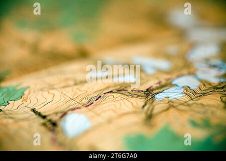 Detailansicht einer Papierkarte mit topografischen Konturen von Bergen und Gletschern. Stockfoto