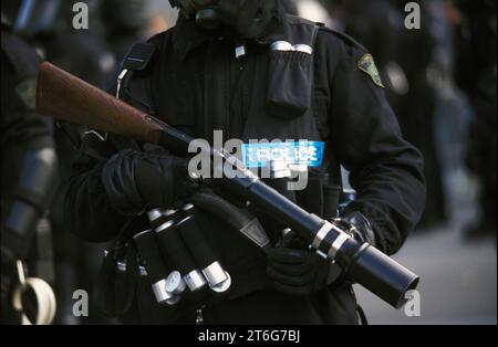 Die Aufständischen der RCMP und der Ontario Provincial Police (OPP) stehen bei den G20-Protesten in Ottawa im Jahr 2001 als Wache. Stockfoto