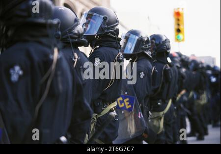 Die Aufständischen der RCMP und der Ontario Provincial Police (OPP) stehen bei den G20-Protesten in Ottawa im Jahr 2001 als Wache. Stockfoto