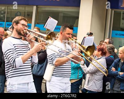 ROUEN, FRANKREICH - JUNI CIRCA, 2019. Nicht identifizierte Matrosen Parade in den Straßen auf dem Festival der Marine., Wandern, Musik spielen. Armada, am wichtigsten Stockfoto