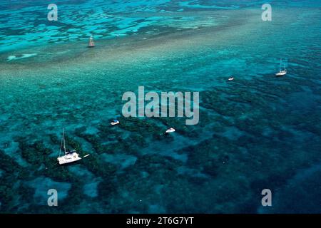 Luftaufnahme des kommerziellen und privaten Tauchboote auf Melasse Reef, Key Largo, Florida Stockfoto