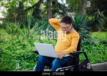 Eine Person mit Laptop im Park Stockfoto