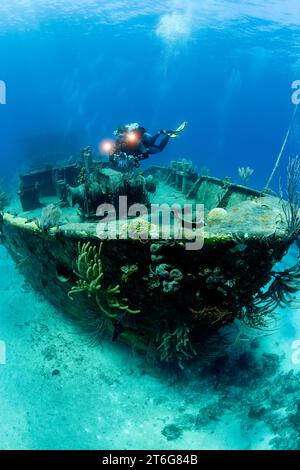 Unterwasser-Videograf auf Schiffswrack, New Providence, Bahamas. Stockfoto