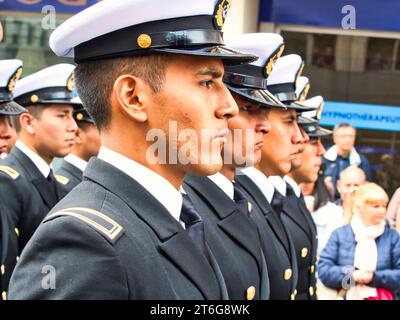 ROUEN, FRANKREICH - JUNI CIRCA, 2019. Nicht identifizierte Matrosen Parade in den Straßen auf dem Festival der Marine., Wandern, Musik spielen. Armada, am wichtigsten Stockfoto