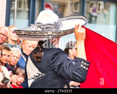 ROUEN, FRANKREICH - JUNI CIRCA, 2019. Nicht identifizierte Matrosen Parade in den Straßen auf dem Festival der Marine., Wandern, Musik spielen. Armada, am wichtigsten Stockfoto