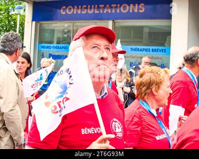 ROUEN, FRANKREICH - JUNI CIRCA, 2019. Nicht identifizierte Matrosen Parade in den Straßen auf dem Festival der Marine., Wandern, Musik spielen. Armada, am wichtigsten Stockfoto
