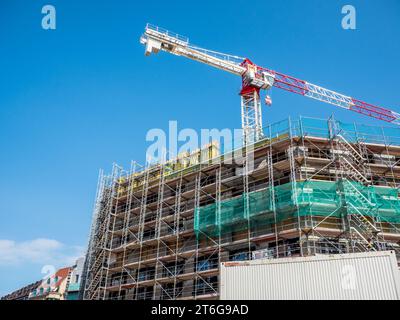 Große Baustelle mit Kran Stockfoto