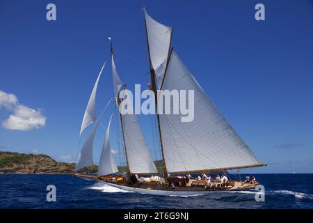 Segelyacht-Rennen in der Antigua Classic Yacht Regatta, Antigua, British West Indies. Stockfoto