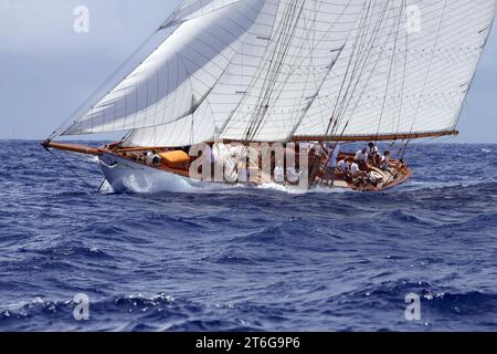 Segelyacht „Adventuress“ Rennen in der Antigua Classic Yacht Regatta, Antigua, British West Indies. Stockfoto