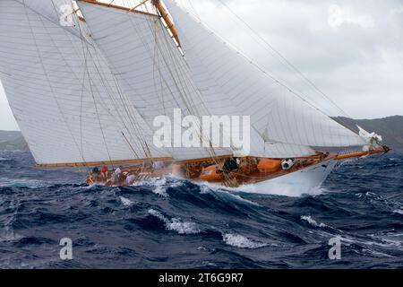 Segelyacht-Rennen in der Antigua Classic Yacht Regatta, Antigua, British West Indies. Stockfoto