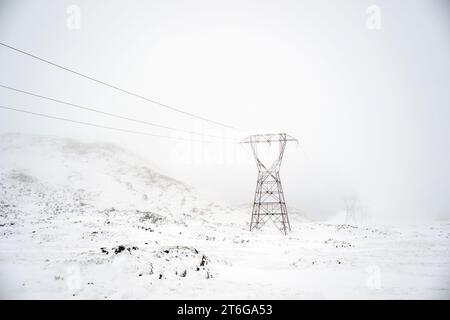Übertragungsturm auf schneebedecktem Berg im Winter Stockfoto
