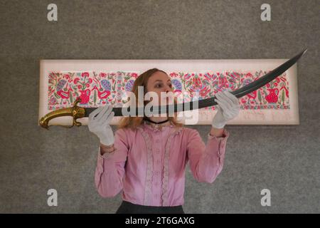 London, Großbritannien. 10. November 2023. Ein Bonhams-Handler mit Einem Stahlschwert aus vergoldetem Kupfer aus der Waffenkammer von Tipu Sultan Mysore, Seringapatam, Ende des 18. Jahrhunderts (Schätzung:) £120.000 - £180.000 bei der Vorschau von Bonhams Islamic and Indian Art Sale. Der Verkauf findet am 14. November in der Bonhams New Bond Street statt. Quelle: amer Gazzal/Alamy Live News Stockfoto