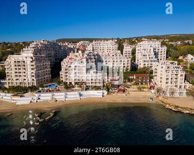 Blick aus der Vogelperspektive auf einen luxuriösen, modernen Wohnkomplex am Meer. Stockfoto