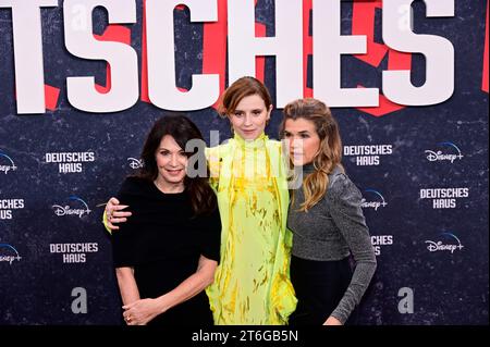 Iris Berben, Katharina stark, Anke Engelke bei der Premiere der Disney+ Streamingserie Deutsches Haus im Zoo Palast. Berlin, 08.11.2023 Stockfoto